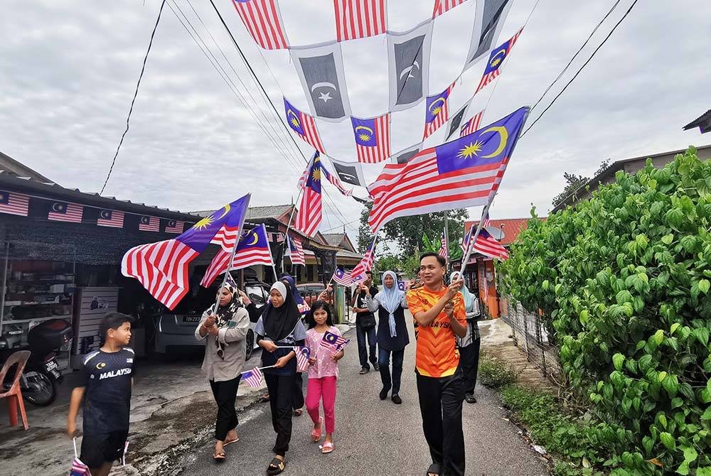 Sebahagian penduduk Kampung Gong Penaga, Pasir Panjang di Kuala Terengganu mengibarkan Jalur Gemilang bagi meraikan sambutan ulang tahun Hari Kebangsaan pada 31 Ogos ini.