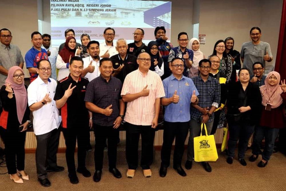 Nor Nekman bersama petugas media selepas Program Taklimat SPR Bersama Petugas Media di Pusat Penerangan Pelancongan Negeri Johor (Jotic), di Johor Bahru pada Jumaat.