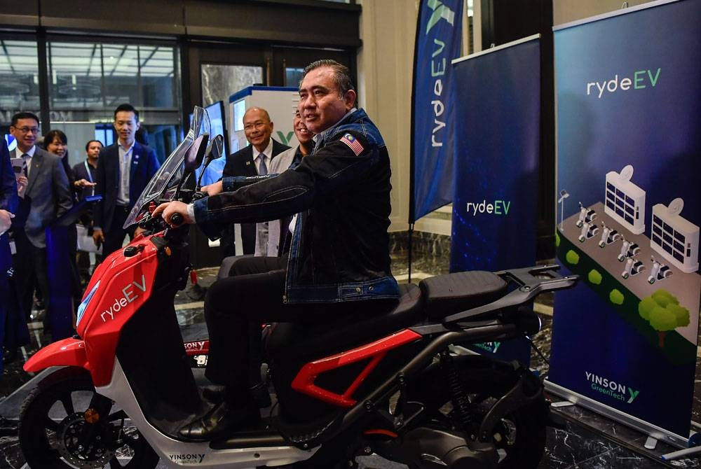 Anthony ketika mencuba RydeEV e-bikes selepas Majlis Menandatangani Memorandum Persefahaman (MOU) antara Yinson Holdings Berhad, RRJ Capital, dan Farosson pada Jumaat. - Foto Bernama