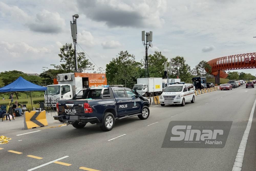 Anggota polis menjalankan pemantauan di sekitar lokasi nahas pesawat di Elmina, Seksyen U16 pada Jumaat.