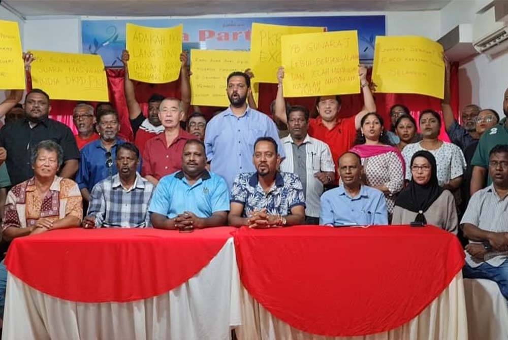 Roy (berdiri tengah) menuntut jawatan Exco dalam kalangan ADUN PKR berketurunan India bagi mewakili masyarakat berkenaan.