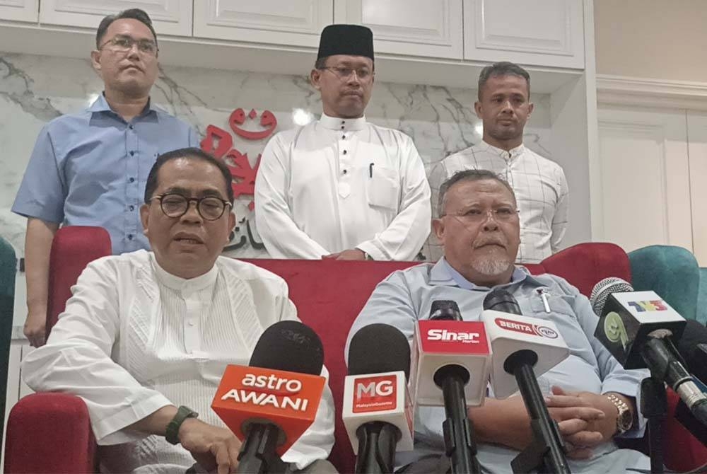 Mohamed Khaled (kanan) dan Aminolhuda (kiri) pada sidang akhbar di Ibu Pejabat UMNO Johor pada Jumaat.