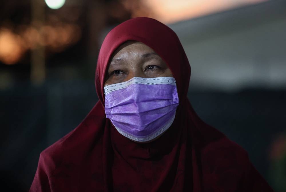 Ramlah yang merupakan waris mangsa nahas pesawat yang terhempas Sharipuddin ketika ditemu ramah wartawan di Hospital Tengku Ampuan Rahimah Klang malam Jumaat. - Foto Bernama