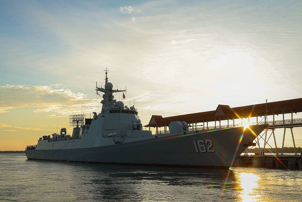 Kapal China PLA Navy Ship ETG162 yang berlabuh di Port Klang Cruise Terminal selama tiga hari bermula semalam. - Foto Bernama.