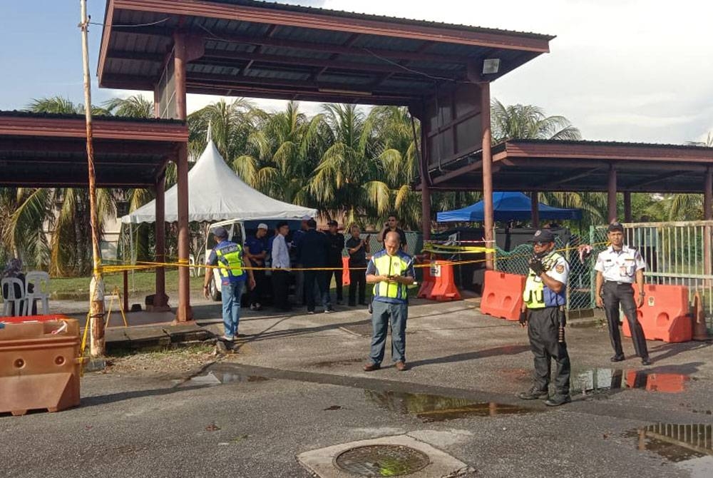 Waris jenazah menunggu di pekarangan Jabatan Forensik, Hospital Tengku Ampuan Rahimah (HTAR) pada Sabtu.