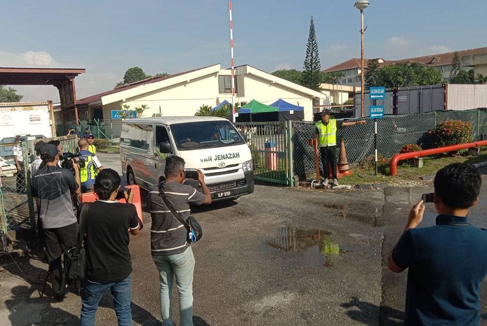 Jenazah Allahyarham Muhamad Hafiz Muhamad Saleh dibawa keluar dari pekarangan Jabatan Forensik, Hospital Tengku Ampuan Rahimah (HTAR) di sini pada Sabtu.