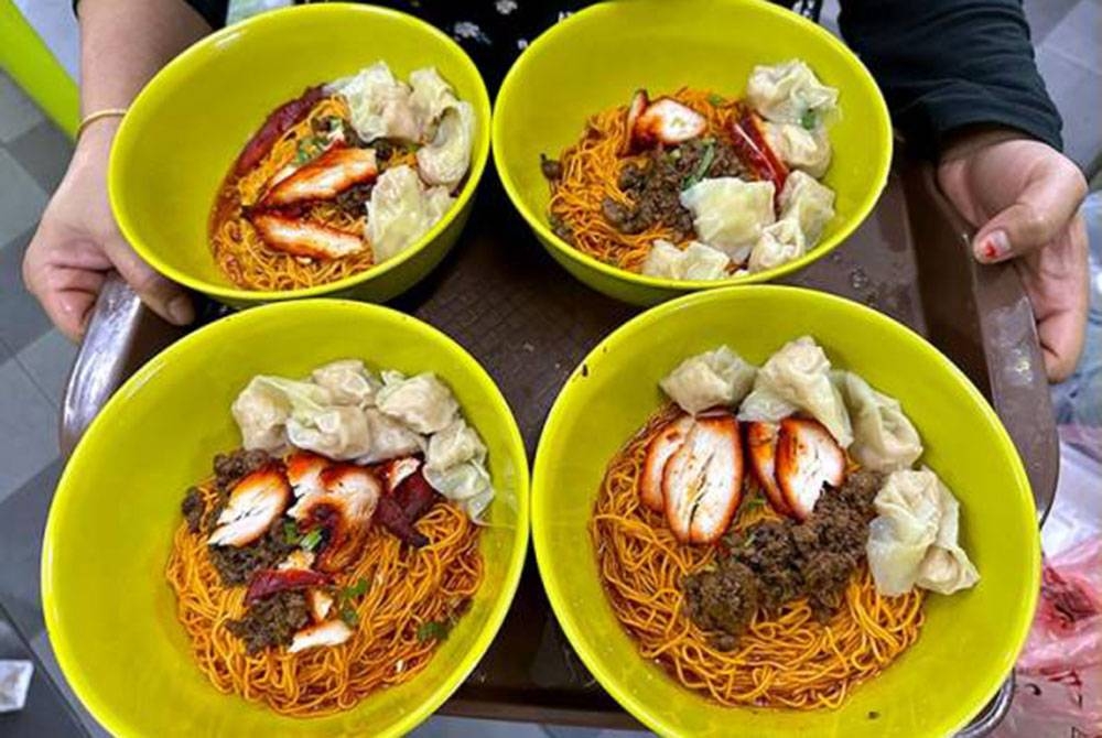 Sainah Cafe menawarkan tiga jenis sos mi kolok yang masing-masing memberikan rasa manis (berwarna merah), masin (kicap) dan biasa (tanpa warna), membolehkan pelanggan memilih mengikut cita rasa masing-masing. - Foto Bernama