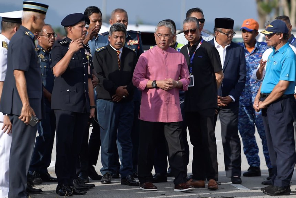 Yang di-Pertuan Agong Al-Sultan Abdullah Ri&#039;ayatuddin Al-Mustafa Billah Shah ketika melawat lokasi nahas pesawat di Elmina, Shah Alam. 