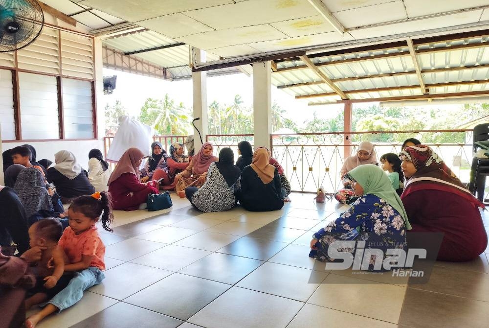 Kaum wanita berkumpul di luar masjid sementara menanti jenazah Muhamad Hafiz tiba di Masjid Al Huda Kampung Jerong.