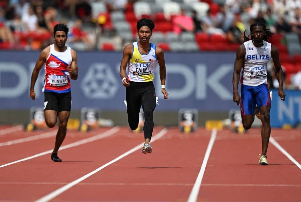 Muhammad Azeem (tengah) menepati ramalan layak ke pusingan pertama acara 100 meter (m) pada Kejohanan Olahraga Dunia 2023 selepas mendominasi pusingan kelayakan di Budapest, Hungary, pada Sabtu. - Foto AFP