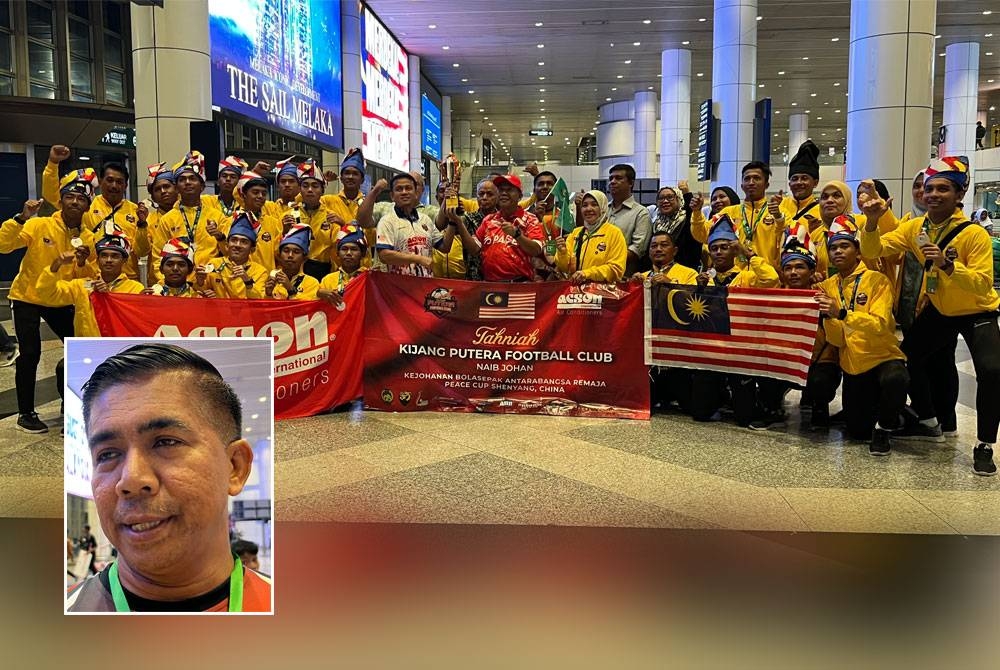 Barisan pegawai dan pemain Kijang Putera bersama para penaja sejurus tiba dari China di KLIA. Gambar kecil: Sanusi