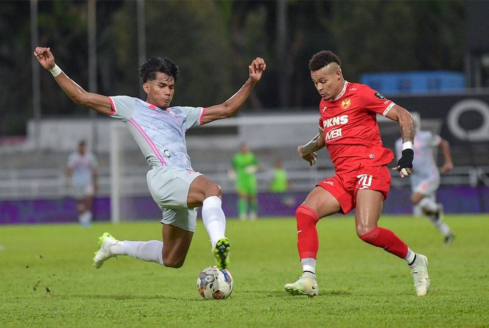 Tonggak Selangor, Ayron Del Valle (kanan) diasak pemain PDRM, Muhammad Aliff Najmi Shaaini pada perlawanan kedua pusingan ke-16 Piala Malaysia di Stadium Majlis Bandaraya Petaling Jaya pada Sabtu.