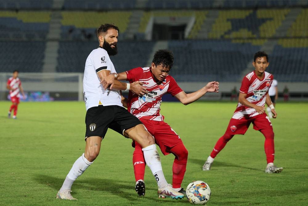 Krasniqi (kiri) diasak pemain Kuala Lumpur Rovers, Zainul Arifin Ahmad Latfi pada aksi kedua Pusingan 16 Piala Malaysia di Stadium Sultan Mizan Zainal Abidin Gong Badak.