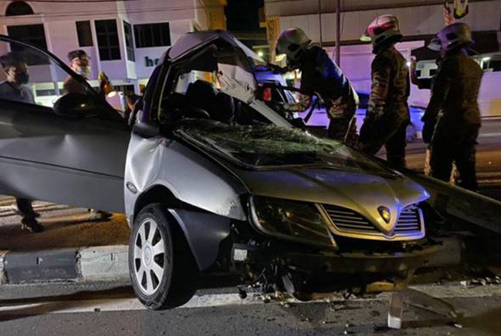 Keadaan Proton Waja yang dipercayai terbabas lalu merempuh tiang elektrik di hadapan sebuah kilang di Jalan Kuala Kangsar, di Ipoh awal pagi Ahad.