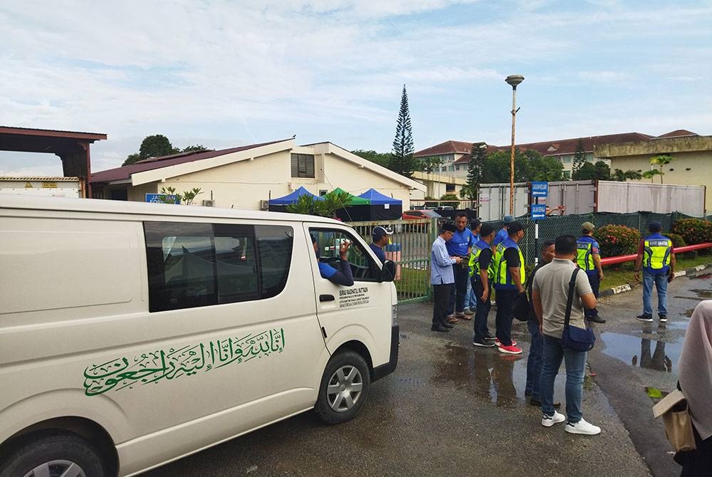 Suasana di pekarangan Jabatan Forensik Hospital Tuanku Ampuan Rahimah di Klang, pada Ahad.