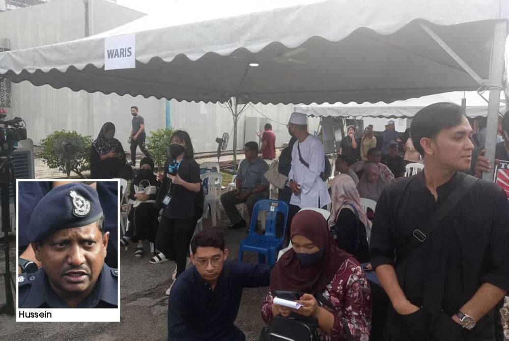 Antara waris yang hadir di Jabatan Forensik HTAR, di Klang, pada Ahad.