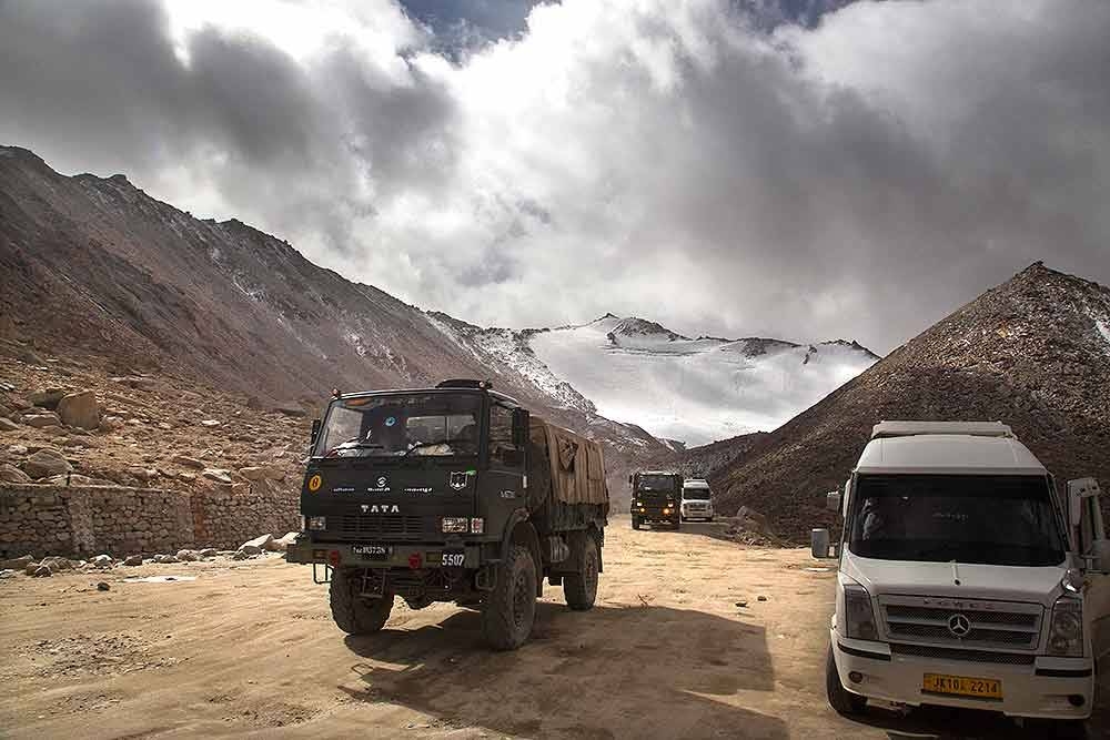 Sembilan tentera India maut selepas trak dinaiki mereka terjatuh ke dalam gaung di wilayah Ladakh pada Sabtu. - Foto Agensi