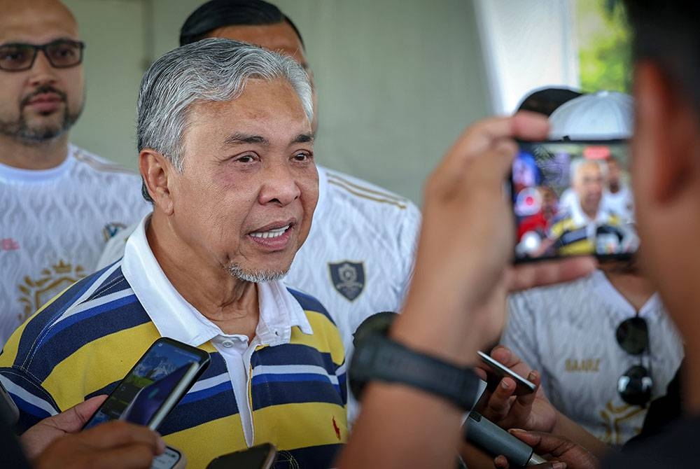 Ahmad Zahid ketika bertemu para pengamal media selepas merasmikan Kejohanan Bola Sepak Piala Datuk Seri Dr Ahmad Zahid Hamidi Timbalan Perdana Menteri Tahun 2023 di Padang Bola Sepak ABC, Presint 5, Putrajaya, pada Ahad. - Foto Bernama