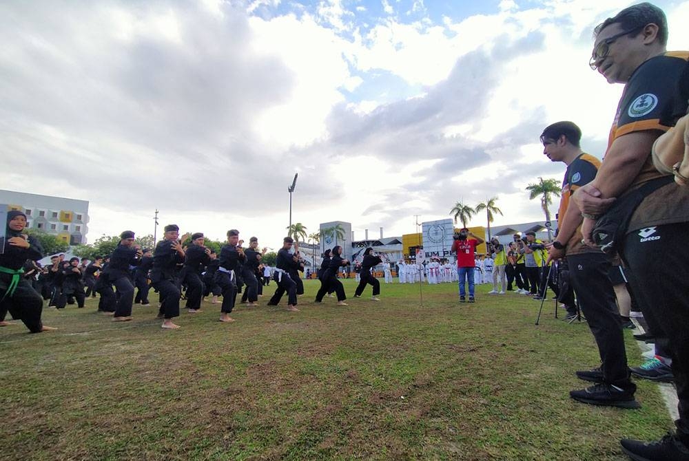 Adam Adli (dua dari kanan) menyaksikan demonstrasi seni silat sempena Jelajah Fit Malaysia Peringkat Negeri Perak Tahun 2023 di Kompleks Belia dan Sukan Negeri Perak di sini pada Ahad.