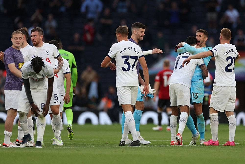 Para pemain Spurs meraikan kemenangan 2-0 ke atas United dalam aksi EPL awal pagi Ahad. - Foto AFP