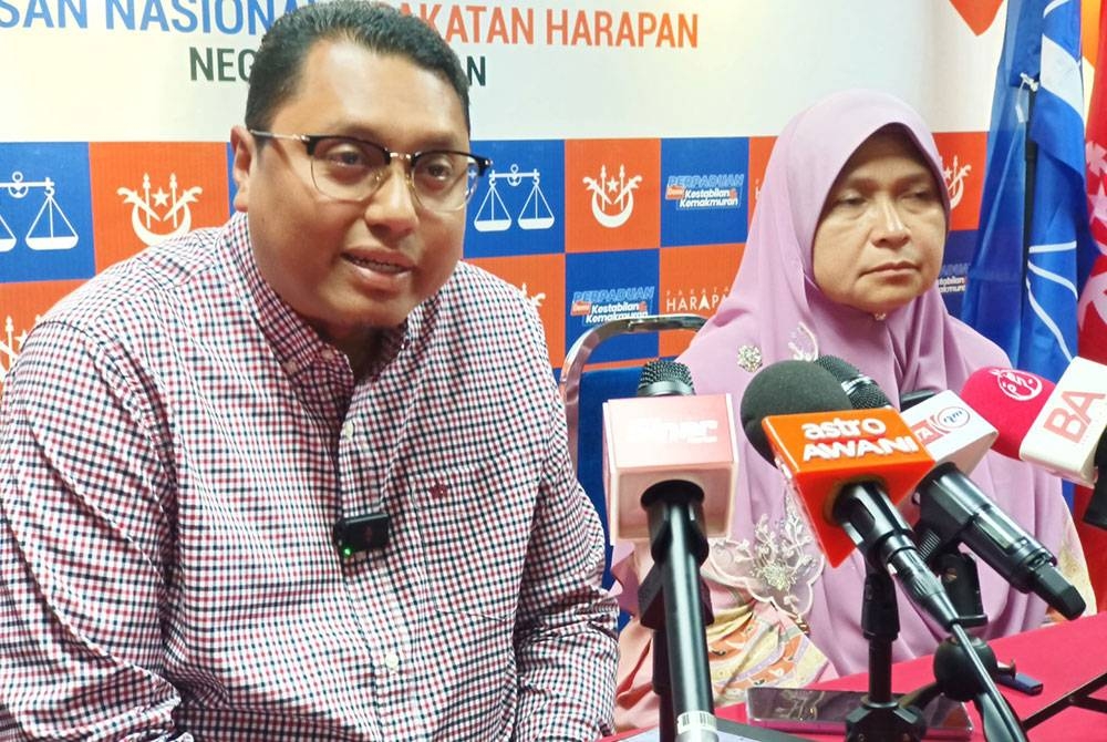 Mohd Syahbuddin dan Dr Hafidzah semasa sidang akhbar di Pejabat UMNO Kelantan pada Ahad.