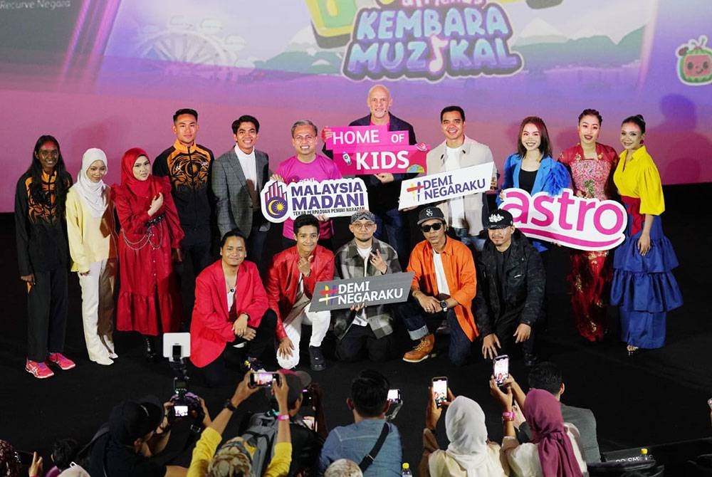 Fahmi (belakang, tengah) dan Euan Smith (lima dari kanan) bersama barisan selebriti selepas Majlis Pelancaran Kempen #DemiNegaraku dan Home of Kids di Putrajaya pada Sabtu.