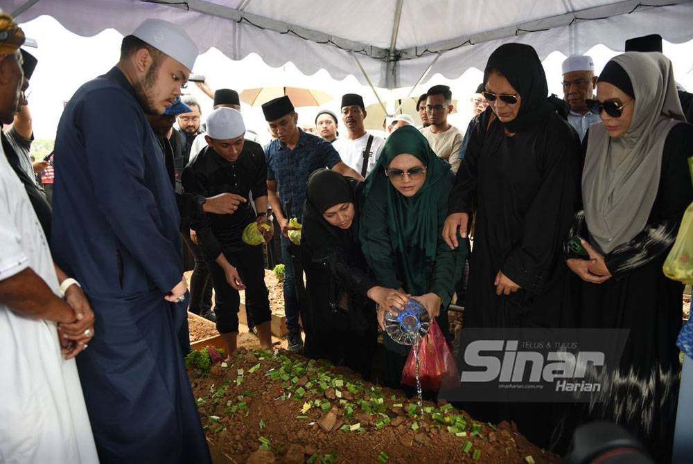 Jenazah Allahyarham Johari selamat dikebumikan pada jam 12.16 tengah hari. - Foto SINAR HARIAN / MOHD RAFIQ REDZUAN HAMZAH