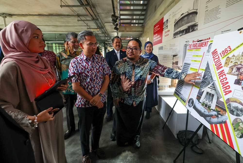 Fahmi melawat ruang pameran ketika hadir pada perasmian penutup Minggu Merdeka PAM di Pertubuhan Arkitek Malaysia pada Ahad. - Foto Bernama