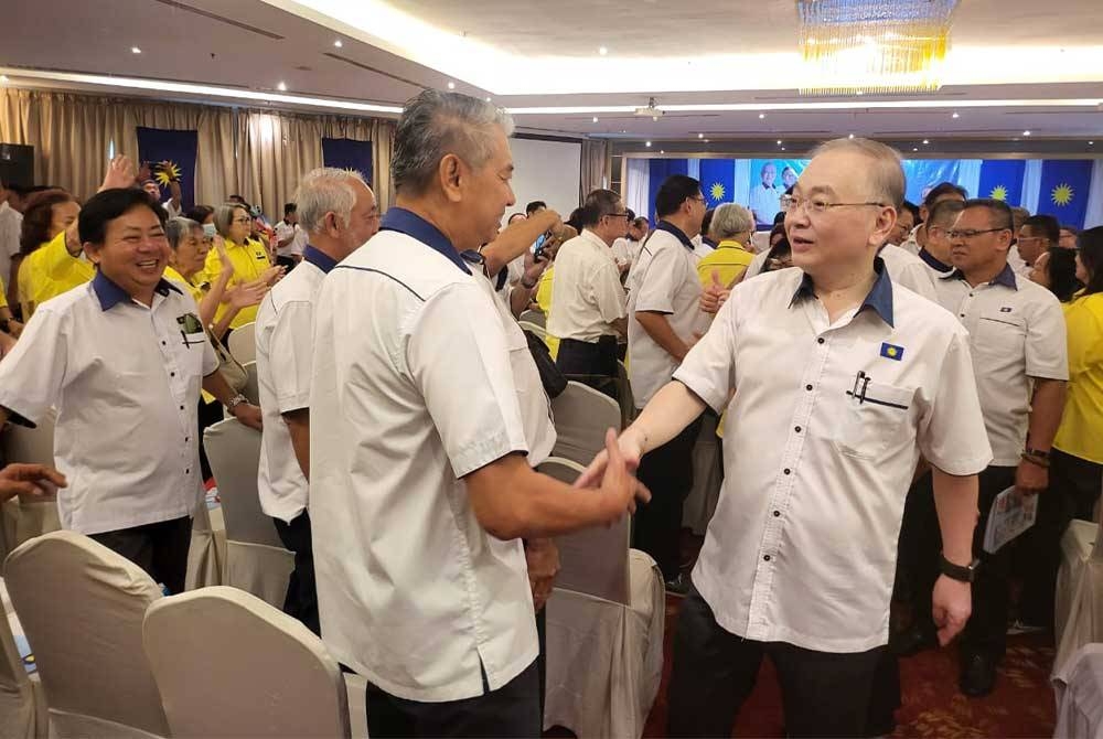 Ka Siong beramah mesra dengan ahli MCA Sabah pada Mesyuarat Agung Tahunan MCA Sabah di Kota Kinabalu.