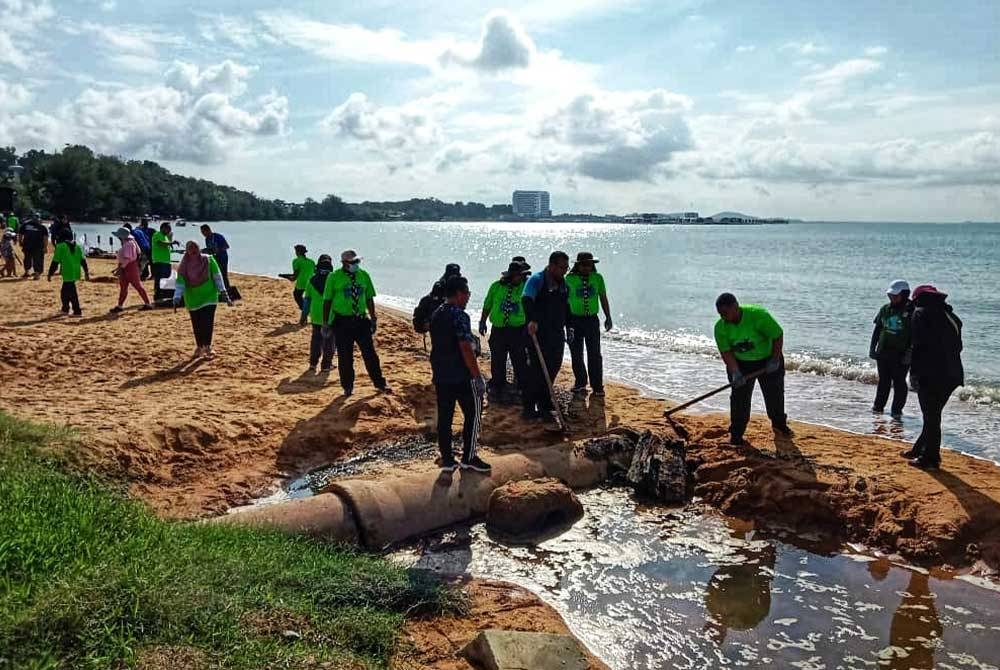 Sebahagian daripada 400 peserta yang terlibat dalam CSR aktiviti pembersihan di Pantai Cermin, Port Dickson pada Ahad.