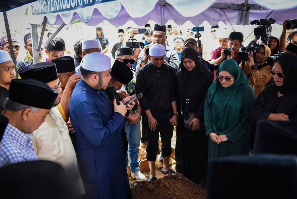 Muhammmad Hafiz sempat membacakan doa talqin selepas jenazah Allahyarham dikebumikan pada Ahad