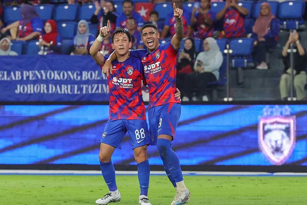 Bergson Da Silva (kanan) bersama Takahiro Kunimoto (kiri) meraikan jaringan JDT pertama ketika menentang Kelantan FC pada perlawanan Piala Malaysia di Stadium Sultan Ibrahim pada Sabtu. - Foto: Bernama