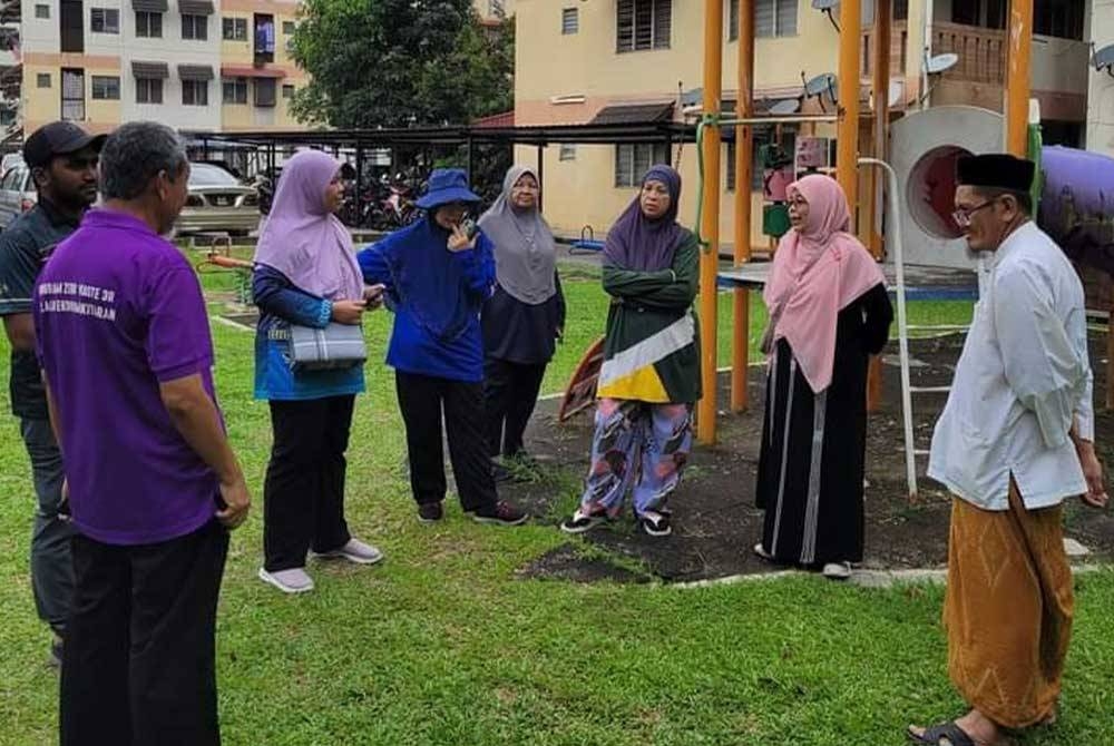 Norwani (dua kanan) ketika membawa pegawai pertanian Negeri Sembilan melawat tapak cadangan bagi kebun komuniti di Apartment Seroja, Taman Tasik Jaya.
(FOTO: Norwani Ahmat)