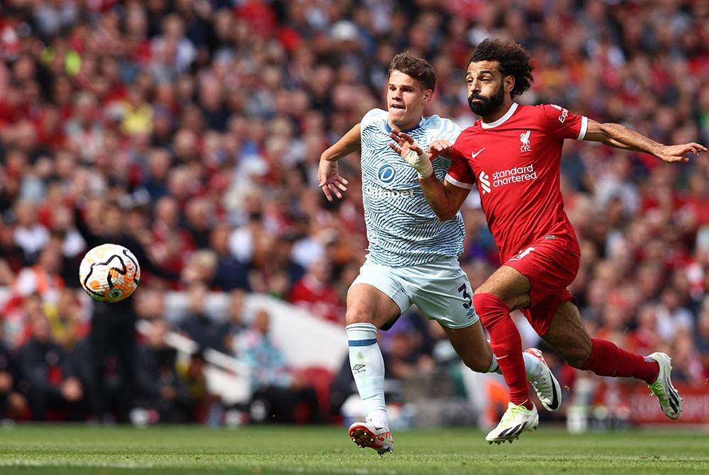 Mohamed Salah bersaing dengan pertahanan Bournemouth, Milos Kerkez semasa aksi Liga Perdana Inggeris di Anfield -Foto: AFP