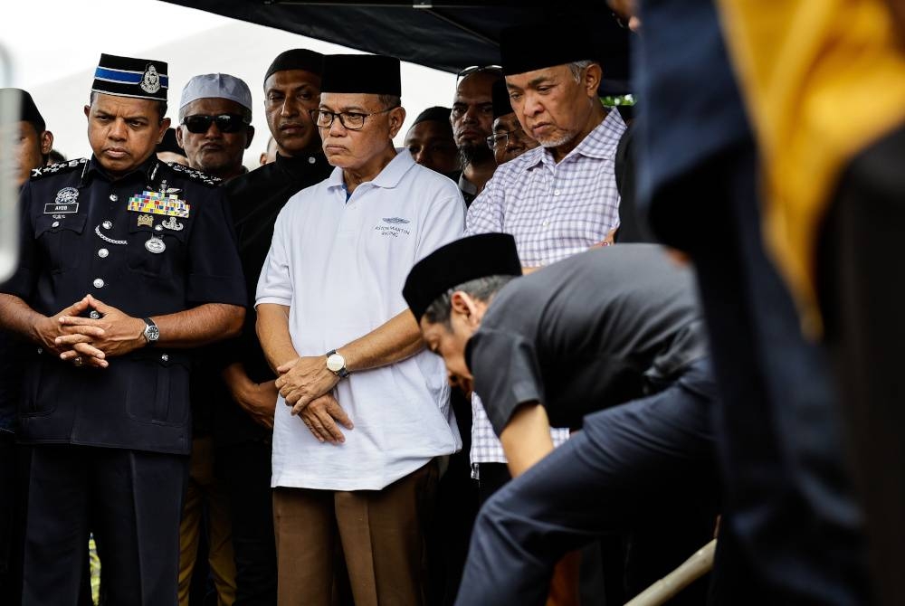 Ayob Khan (kiri), Timbalan Perdana Menteri, Datuk Seri Dr Ahmad Zahid Hamidi (kanan) dan Menteri Besar Pahang, Datuk Seri Wan Rosdy Wan Ismail (tengah) ketika menghadiri majlis pengebumian Johari di Tanah Perkuburan Islam Raudhatul Sakinah Fasa 2, Batu Caves, Selangor pada Ahad. - Foto Bernama