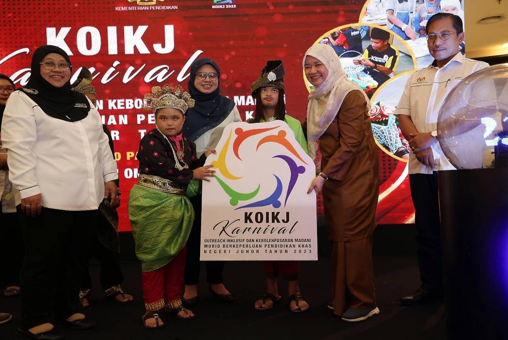 Fadhlina semasa perasmian Karnival Outreach Inklusif dan Kebolehanpasaran (KOIKJ) Madani Murid Berkeperluan Pendidikan Khas Negeri Johor Tahun 2023 di Aeon Mall Bandar Dato Onn hari ini. - Foto Bernama