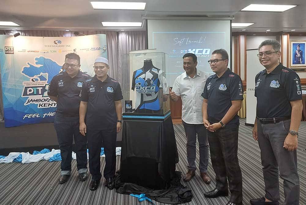 Hishamuddin (dua dari kiri) ketika melancarkan PTT XCO Jamborace & Funrace Tasik Kenyir 2023 di Wisma Darul Iman, Kuala Terengganu pada Ahad.