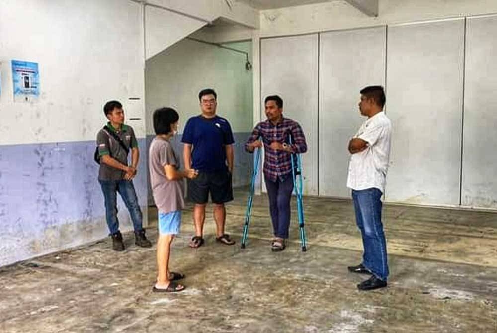 Mohd Zaidy (bertongkat) ketika meninjau cadangan lokasi pejabat DUN Jeram Padang di Rompin. - Foto Mohd Zaidy