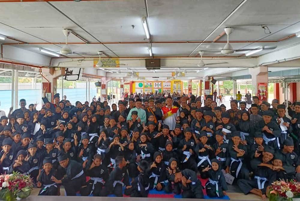 Seramai 140 pesilat ketika majlis Penyampaian Bengkung dan Sijil Pertubuhan Silat Seni Gayong Malaysia Kebangsaan (PSSGM) di SMK Seksyen 19 pada Ahad.