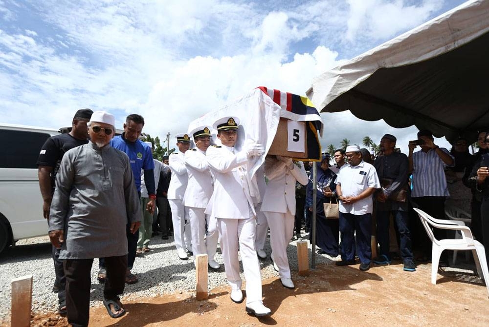 Istiadat mengusung jenazah Shaharul Amir dijalankan mengikut istiadat mengusung jenazah oleh tujuh pegawai TLDM.