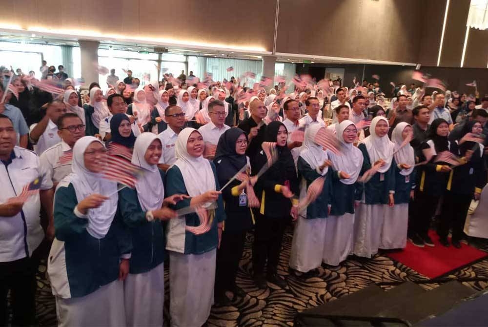 Armizan (tengah) bersama peserta dalam Program Outreach Sara Hidup bawah inisiatif Rintis Bantuan Tanpa Tunai Pelajar Tingkatan Enam dan Diploma Kolej Vokasional peringkat negeri Johor 2023 di sebuah hotel di Johor Bahru pada Ahad.