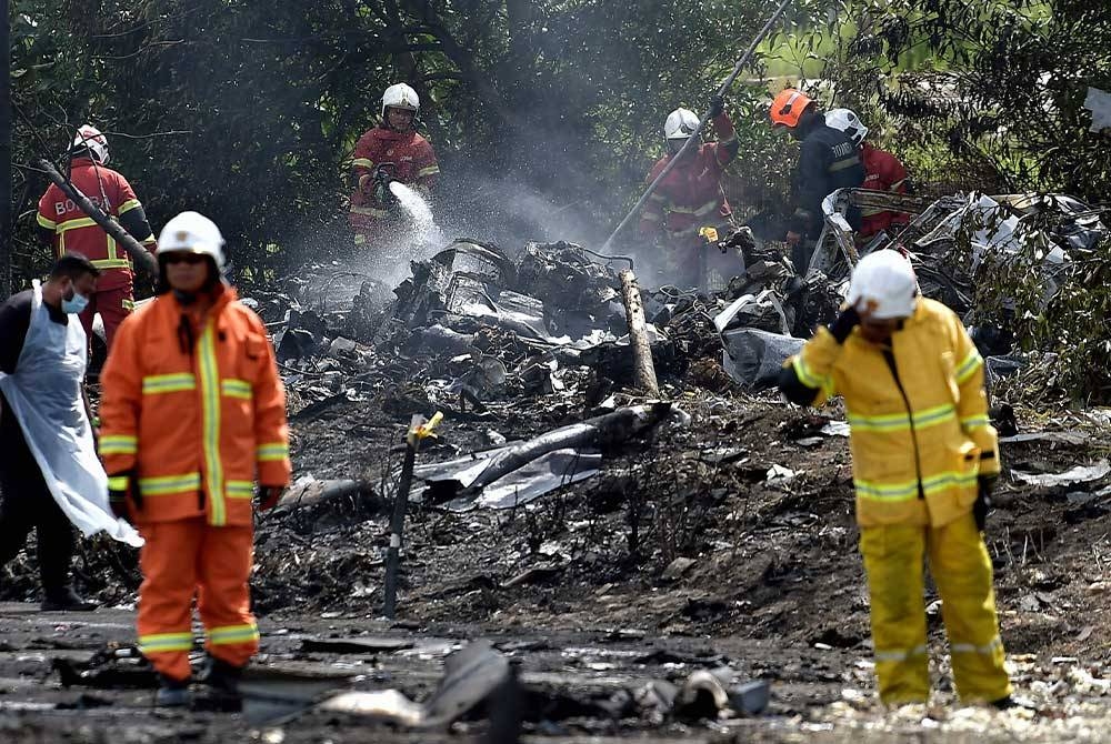 Anggota Jabatan Bomba dan Penyelamat Malaysia berusaha memadam kebakaran di lokasi kejadian pesawat terhempas di Elmina Shah Alam.