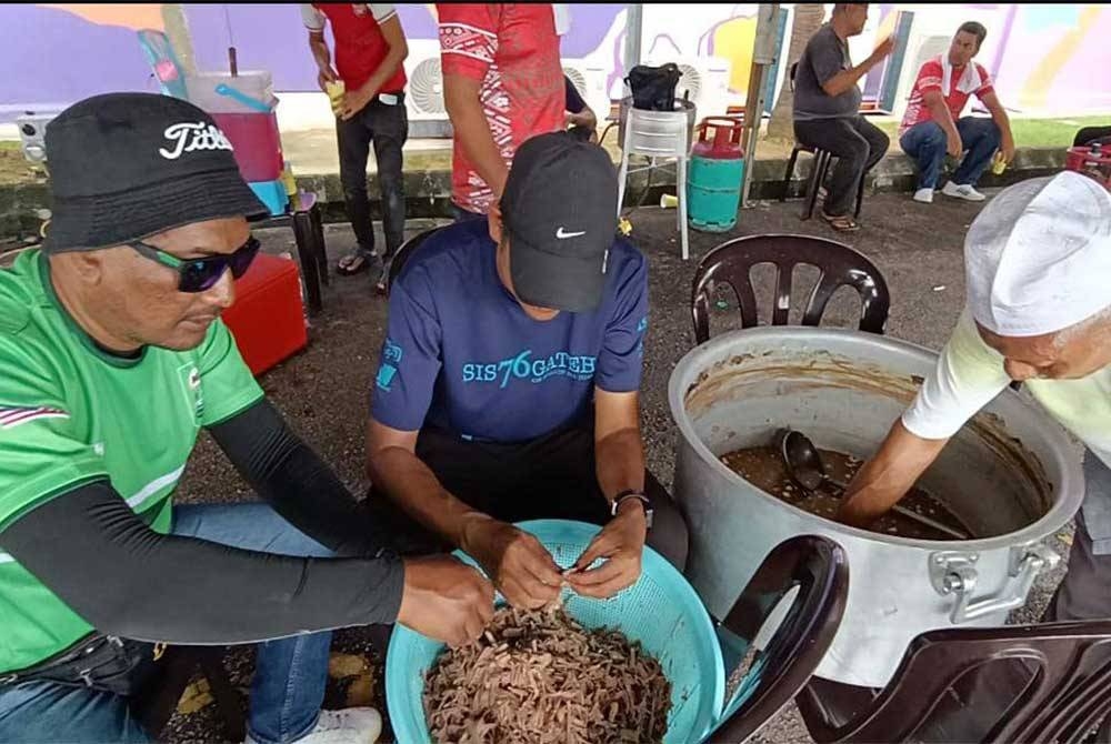 Persediaan memasak bubur Asyura di pekarangan Kompleks Kumpulan Karangkraf pada Ahad.