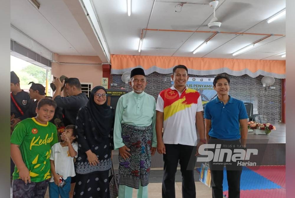 Danial Al Rashid (dua dari kanan) selepas majlis Penyampaian Bengkung dan Sijil PSSGM di SMK Seksyen 19, Shah Alam pada Ahad.