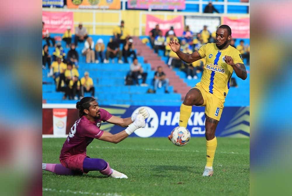 Penjaga gol Harini, Muhammad Hafizul Hakim Khairul Nizam Jothy berusaha menghalang percubaan Sherman. - Foto: Sri Pahang FC