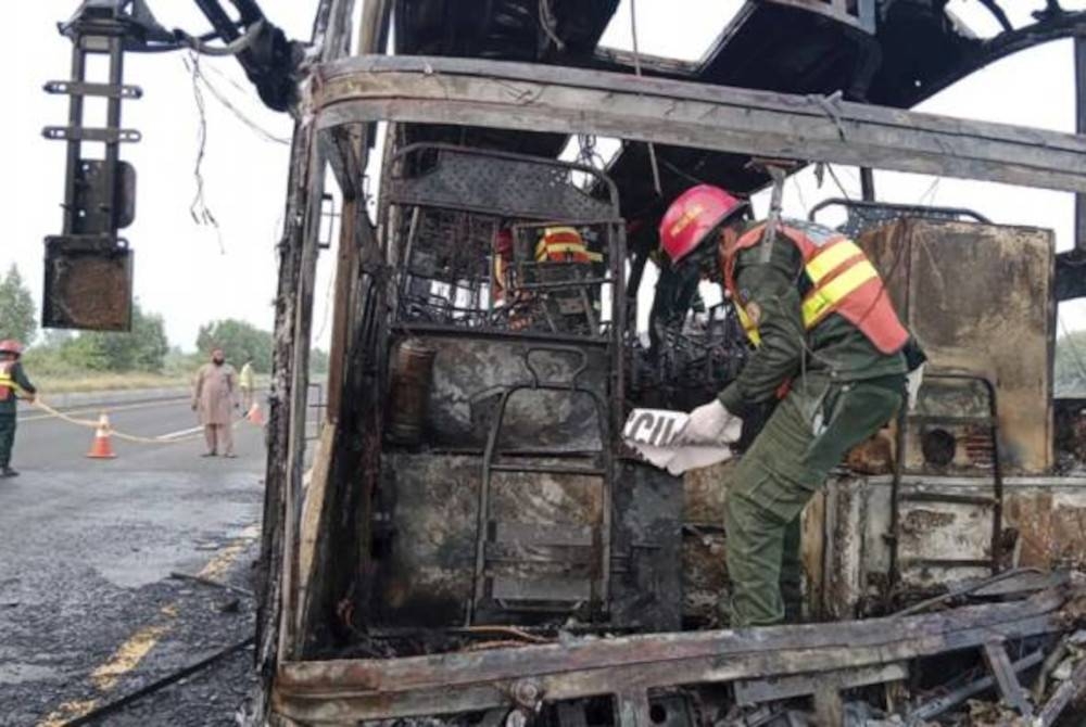 Anggota penyelamat segera ke lokasi dan memindahkan mangsa ke hospital tempatan. - Foto AP