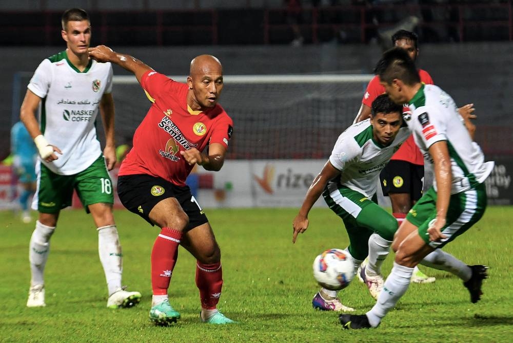 Pemain Negeri Sembilan, Mahalli Jasuli (dua dari kiri) bersaing dengan pemain Kelantan United pada perlawanan kedua Pusingan 16 Piala Malaysia di Stadium Tuanku Abdul Rahman, Paroi, malam ini.