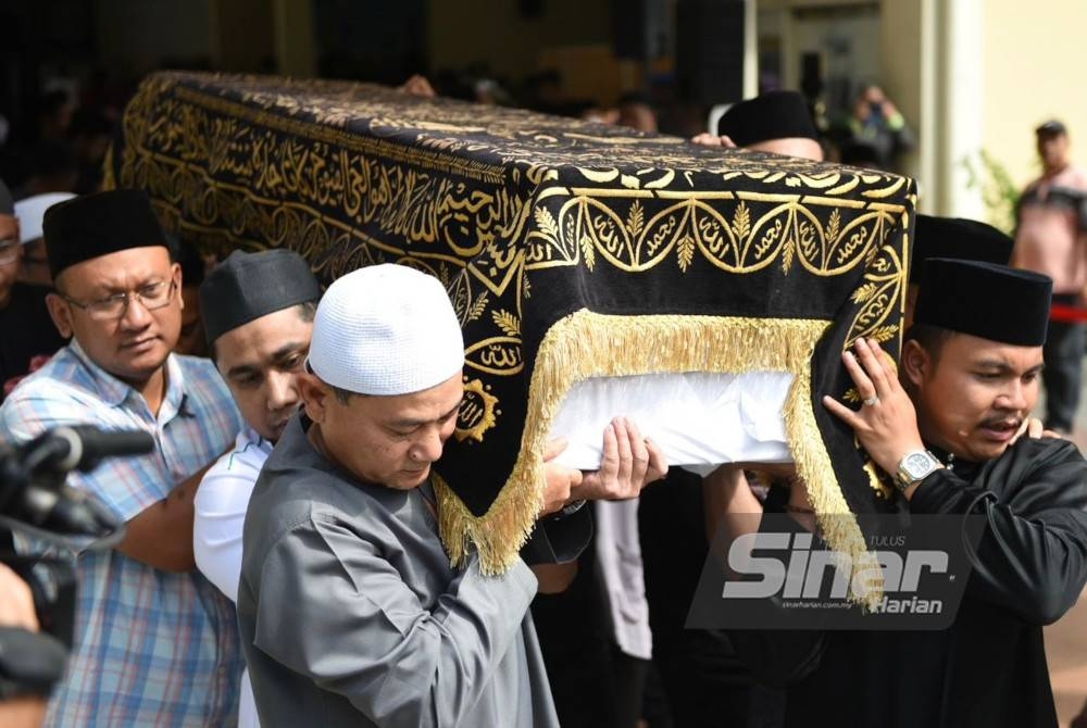 Jenazah ADUN Pelangai, Datuk Seri Johari Harun dibawa keluar selepas disembahyangkan di Masjid Jamek Ar-Rahimiah, Klang pada Ahad. - Foto Sinar Harian/MOHD RAFIQ REDZUAN HAMZAH