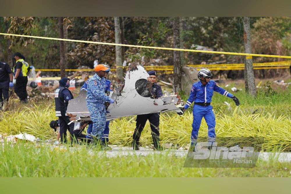 Pasukan penyelamat melakukan pembersihan bangkai pesawat di lokasi kejadian.