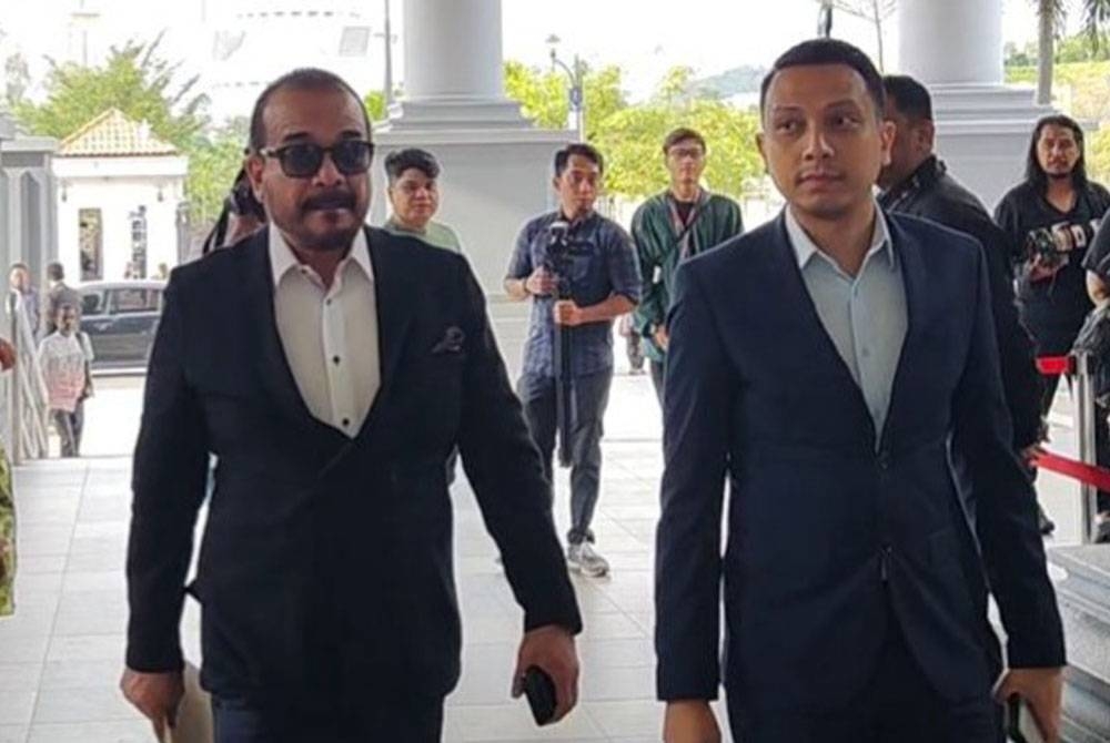 Datuk Seri Khalid Mohamad Jiwa atau Datuk K (kiri) hadir di Mahkamah Tinggi Kuala Lumpur pada jam 8.46 pagi Isnin.